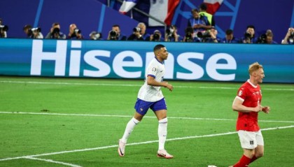 体育平台-姆巴佩伤退引担忧 下一场戴面具打破欧洲杯魔咒？